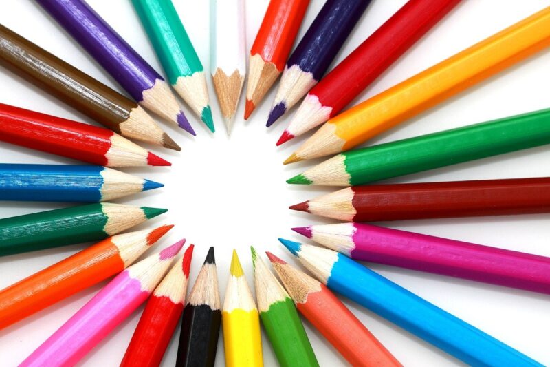 円形に並んだ色鉛筆